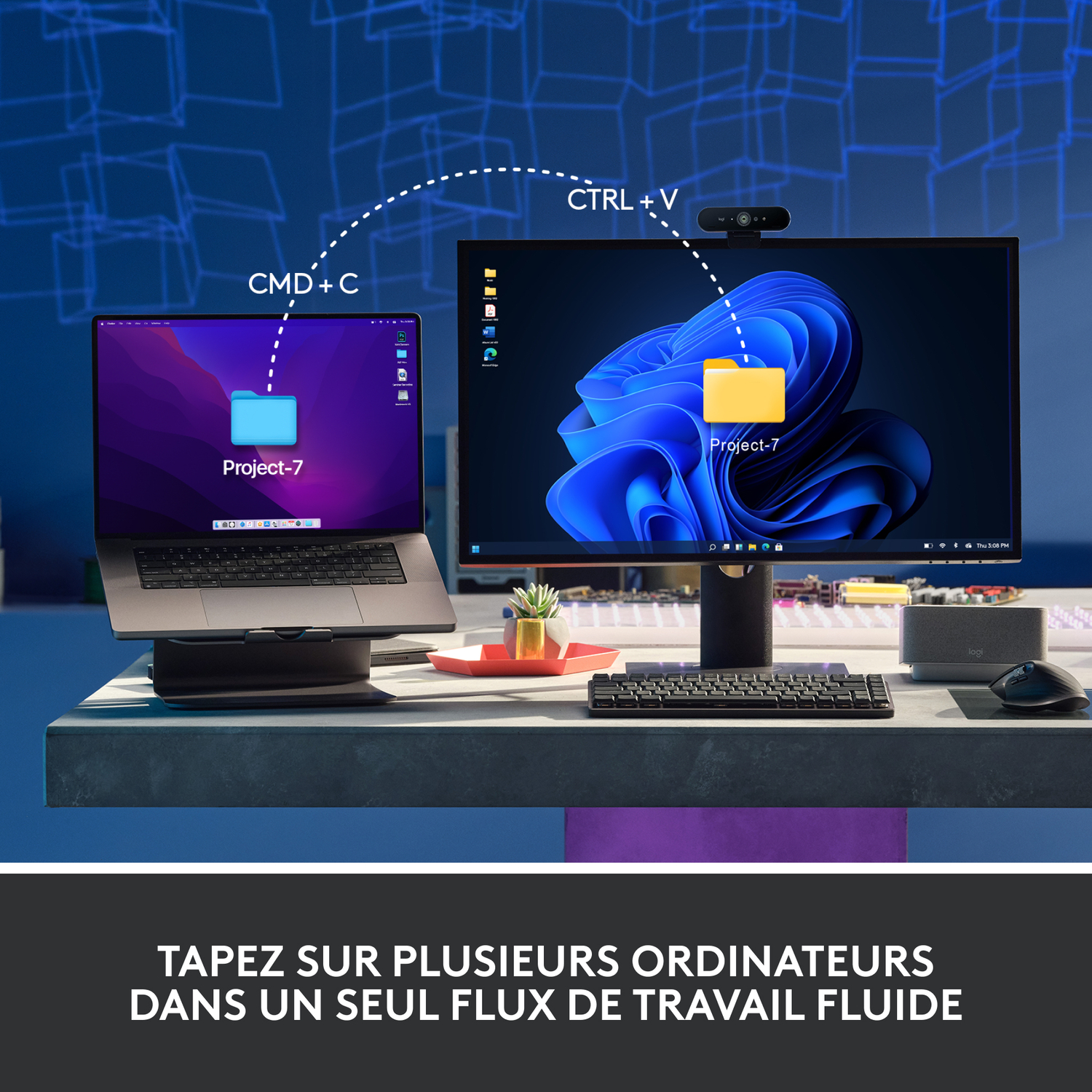 Deux ordinateurs portables et un moniteur sur un bureau. Texte au-dessus du moniteur : TAPEZ SUR PLUSIEURS ORDINATEURS.