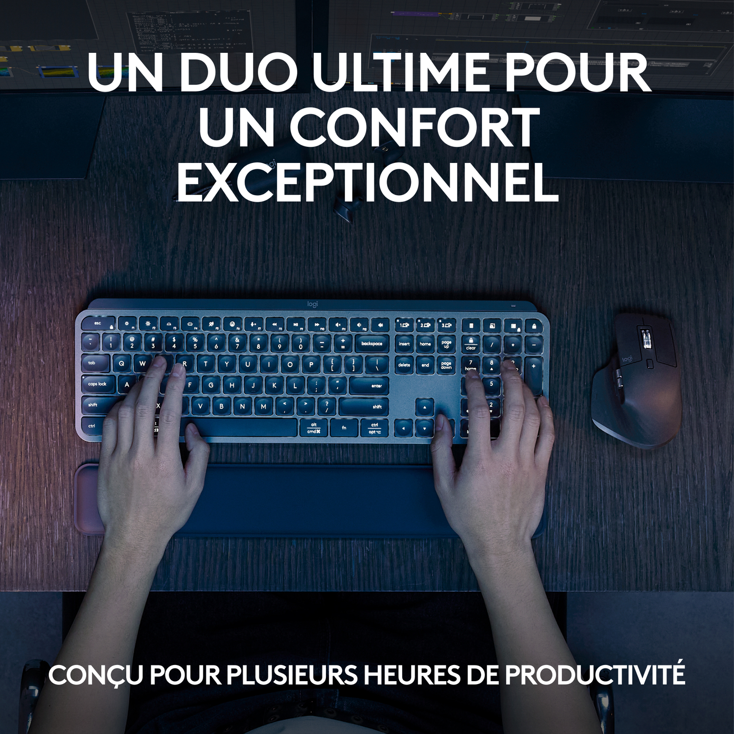 Mains tapant sur un clavier avec repose-poignet, souris à droite.