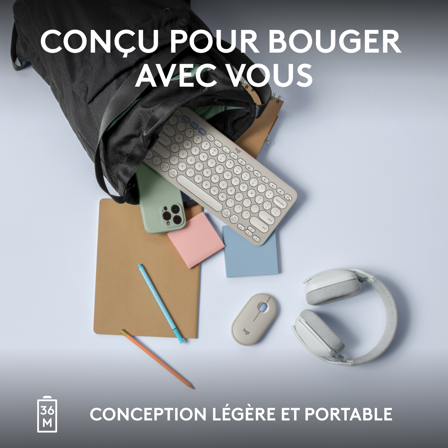 Sac à dos noir déversant des objets : clavier, téléphone, bloc-notes, casque, souris, stylo.