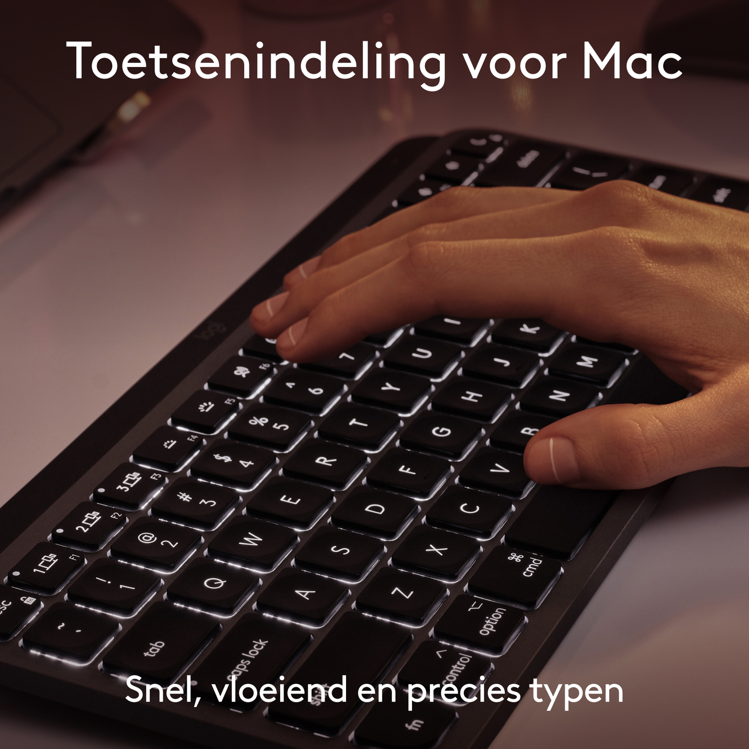 Een toetsenbord met verlichte toetsen. Een hand rust op het toetsenbord, met tekst boven en beneden.