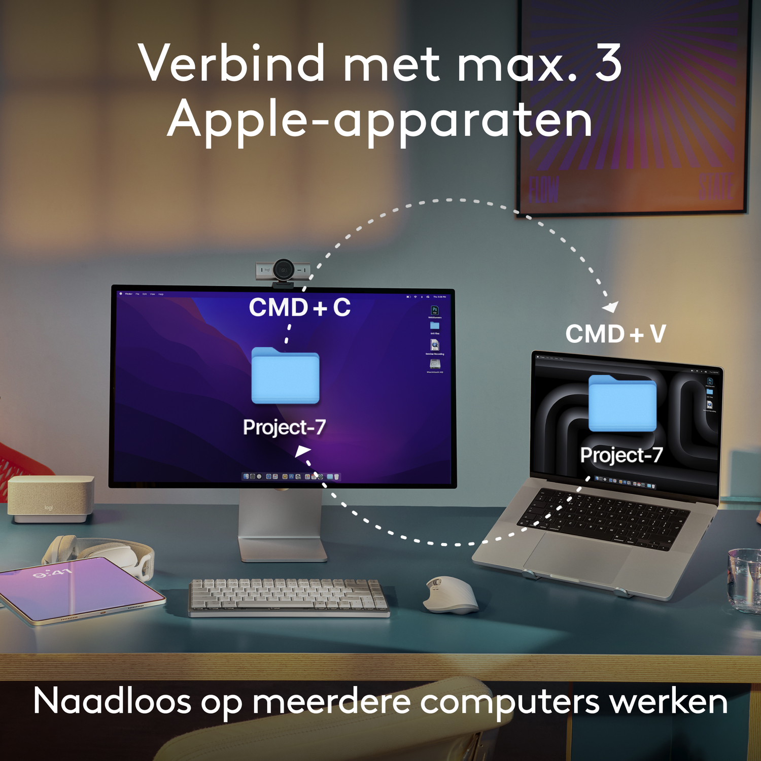 Een bureau-opstelling met monitor, laptop en accessoires.