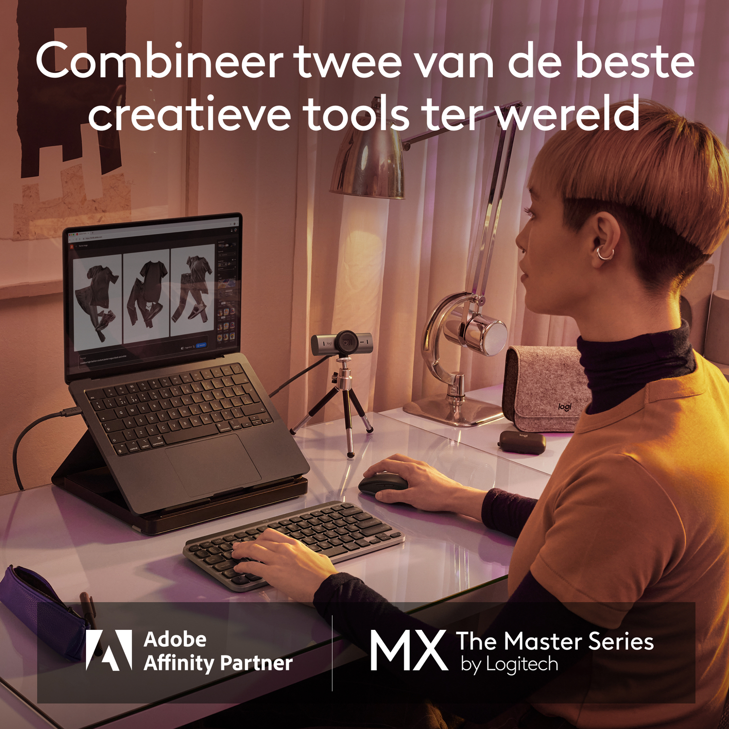 Une personne travaillant sur un ordinateur portable avec une webcam et un clavier sur un bureau, lampe de bureau.