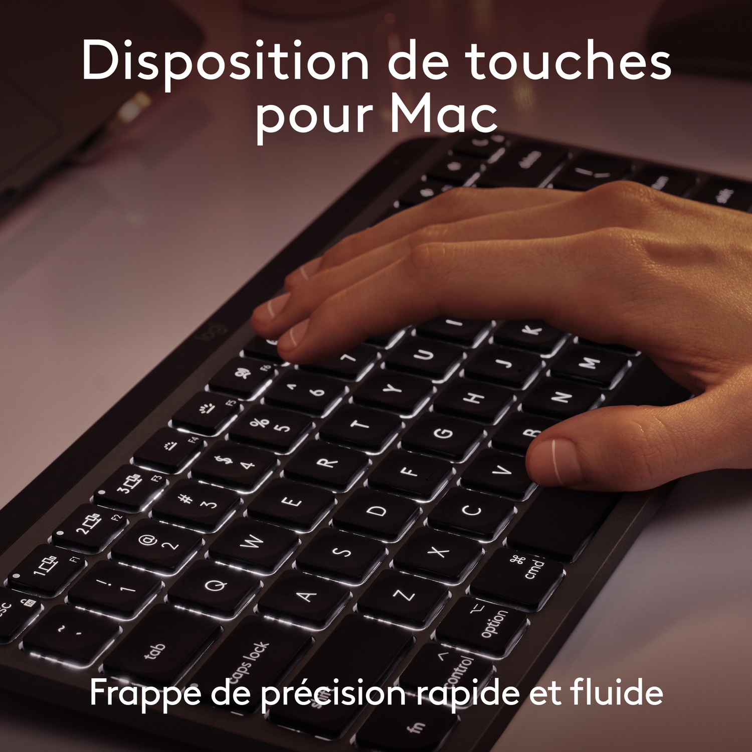 Clavier, main. Texte : Disposition des touches Mac. Frappe rapide et fluide.