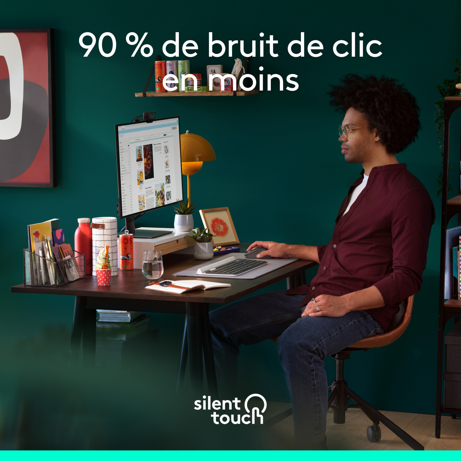 Homme assis à un bureau utilisant une souris et un clavier.
