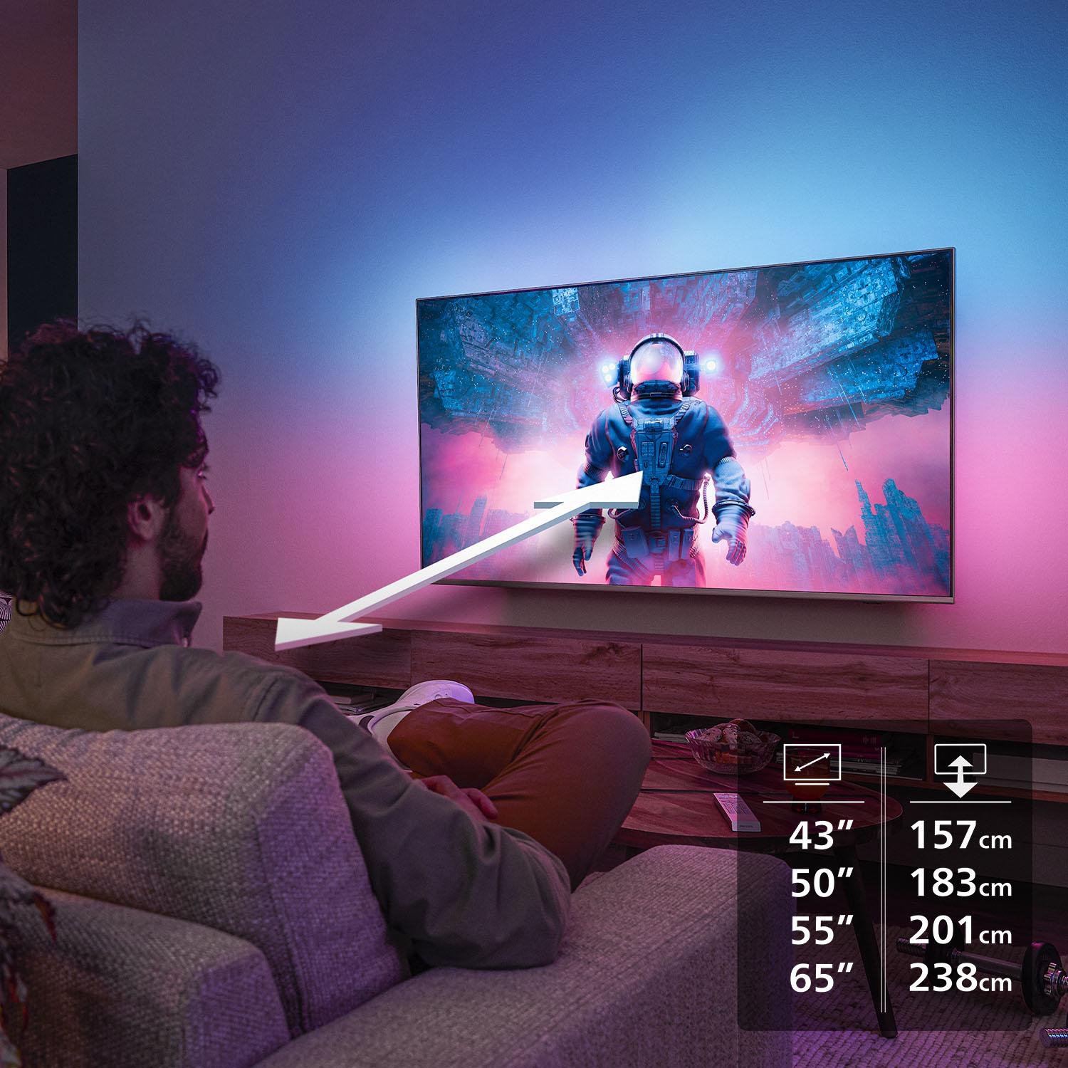Mann auf Sofa, der einen Fernseher mit Astronautenbild betrachtet. Abmessungen sichtbar.