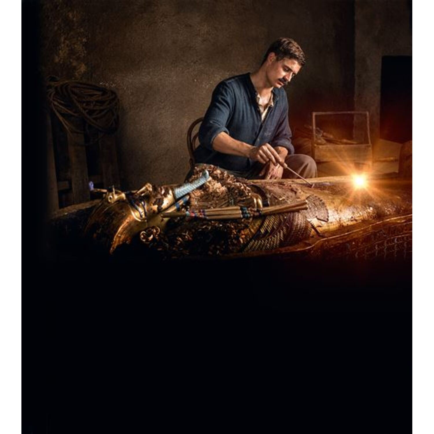 Man werkt aan gouden sarcofaag, met gereedschap en helder licht. Donkere setting, historisch thema.