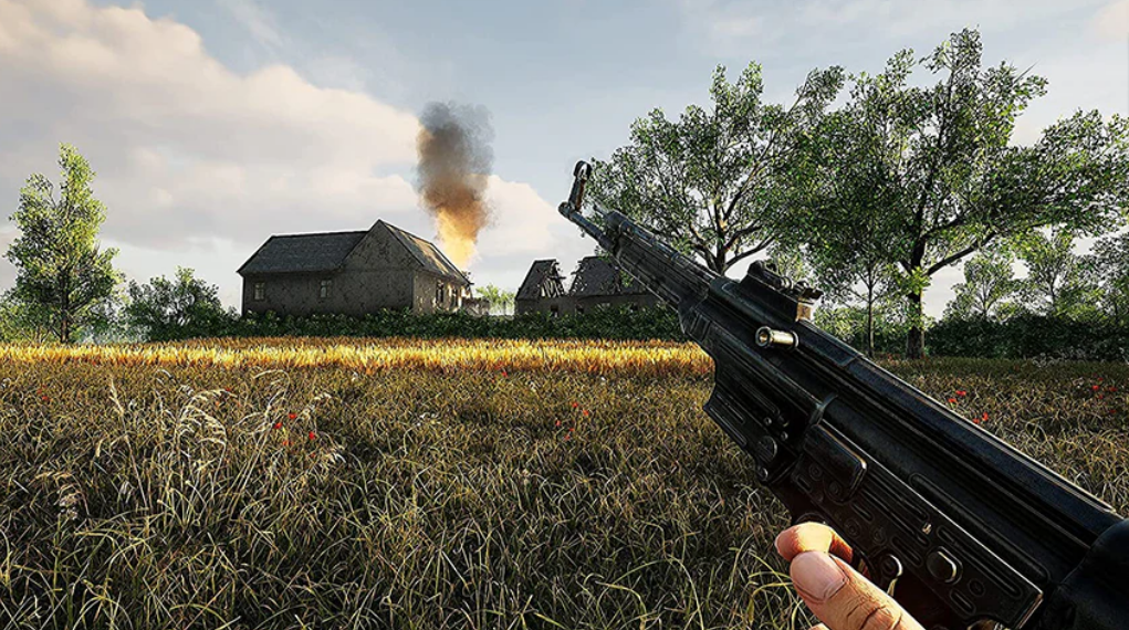 Mann hält Gewehr, zielt auf brennendes Haus im Hintergrund, mit Rauch, Feld und Bäumen.