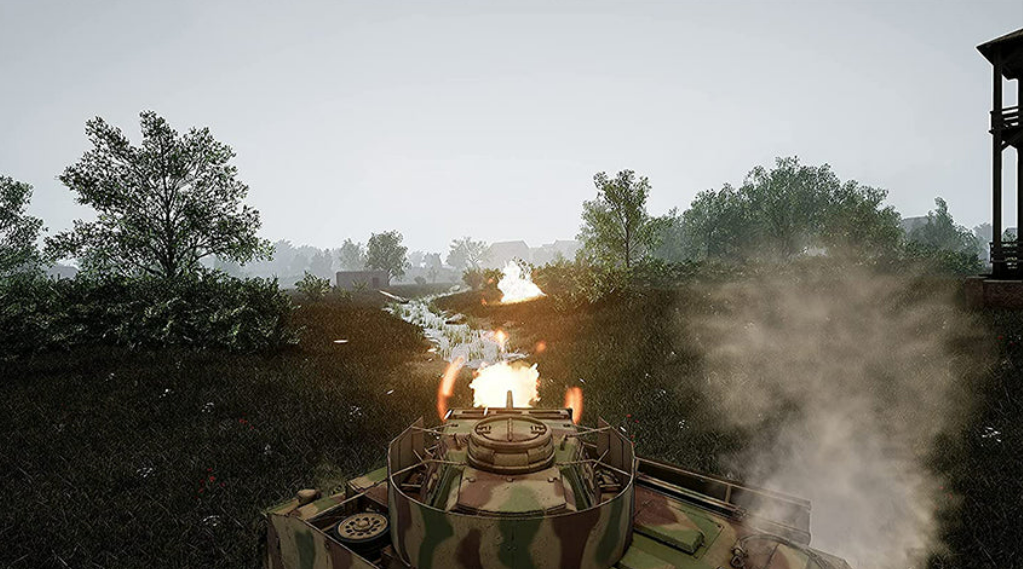 Ein Panzer schießt, mit Rauch und Feuer. Bäume und ein Bach sind im Hintergrund an einem bewölkten Tag.