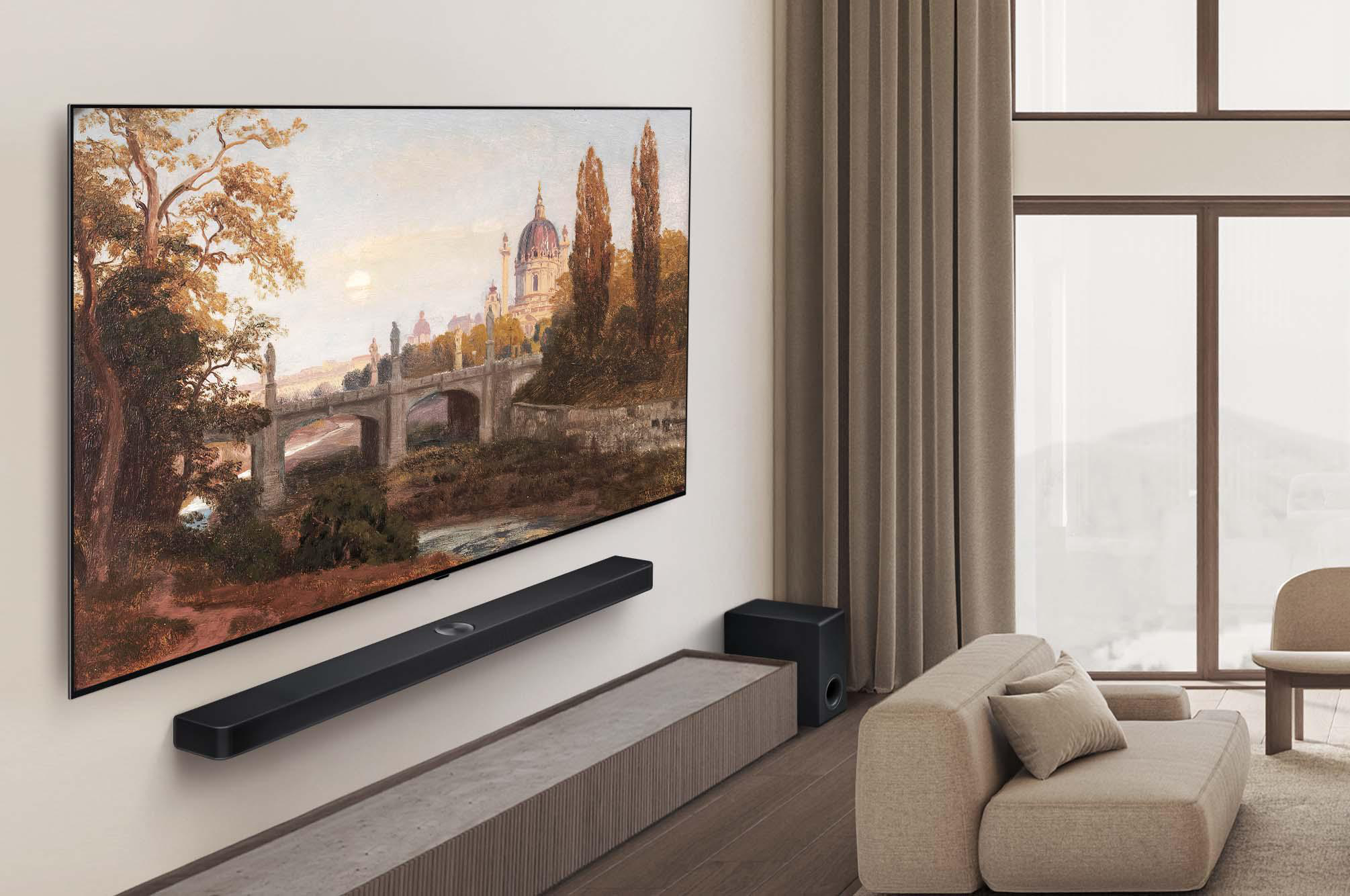 Ein Wohnzimmer mit einem großen Fernseher, der ein Gemälde zeigt, einer Soundbar und einem Sofa.