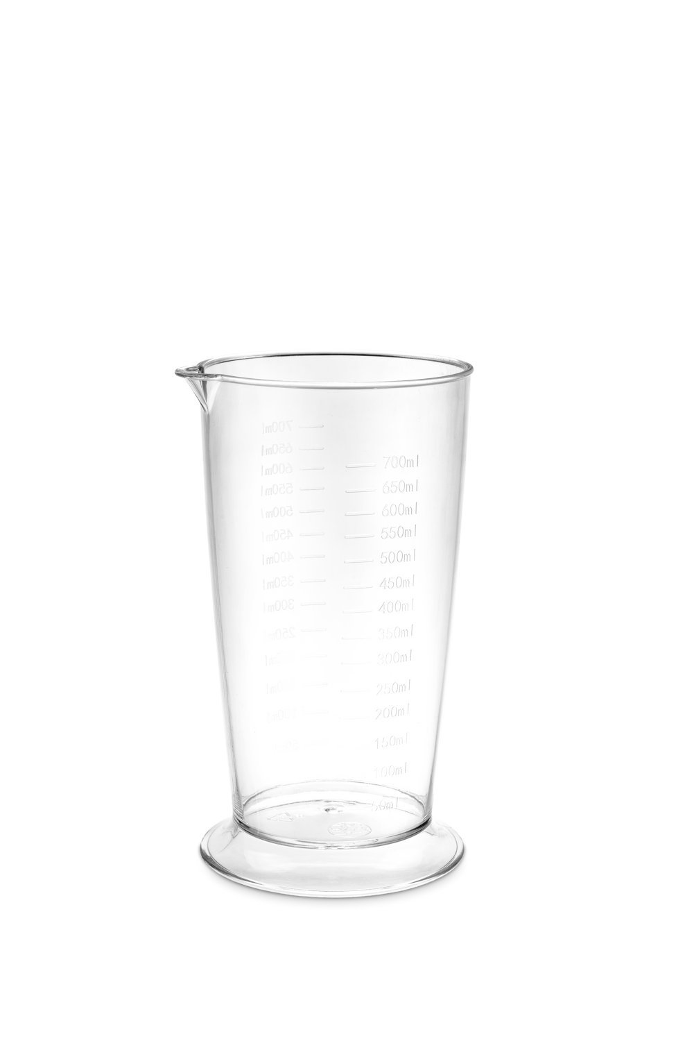 Un vaso medidor transparente con medidas sobre un fondo negro.