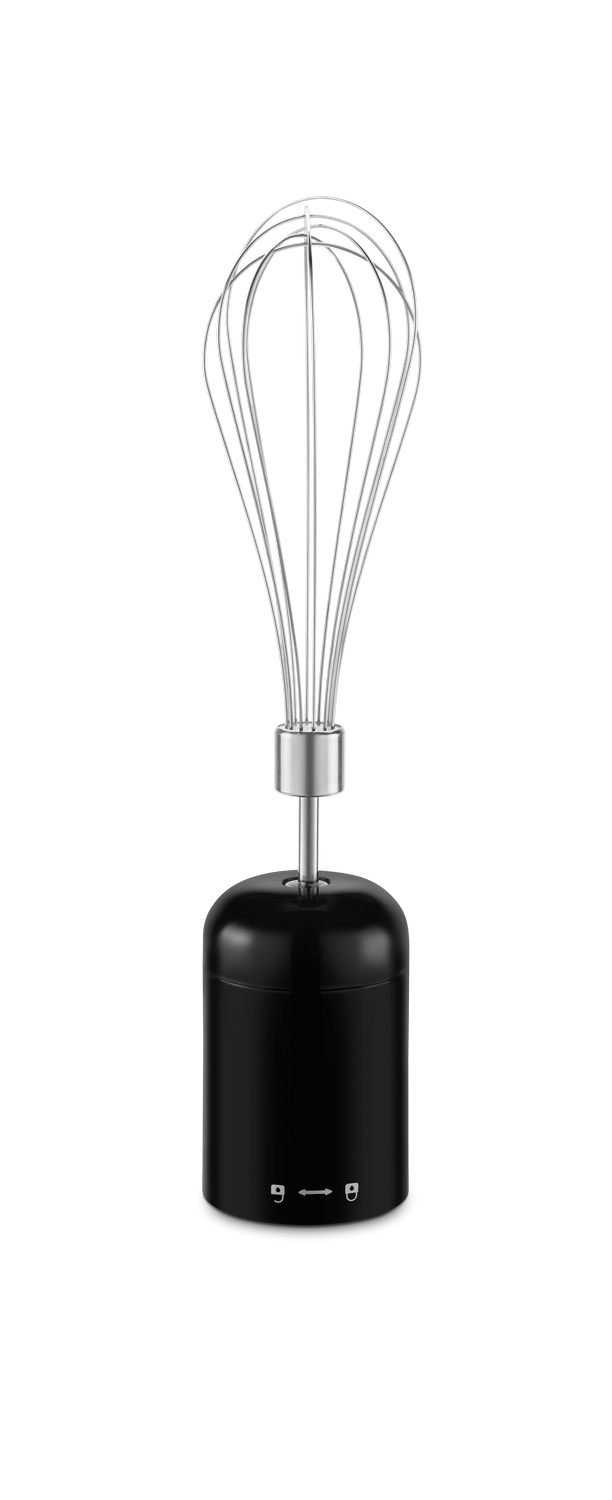 Una batidora de mano negra con un accesorio de batidor de acero inoxidable, sobre un fondo negro.