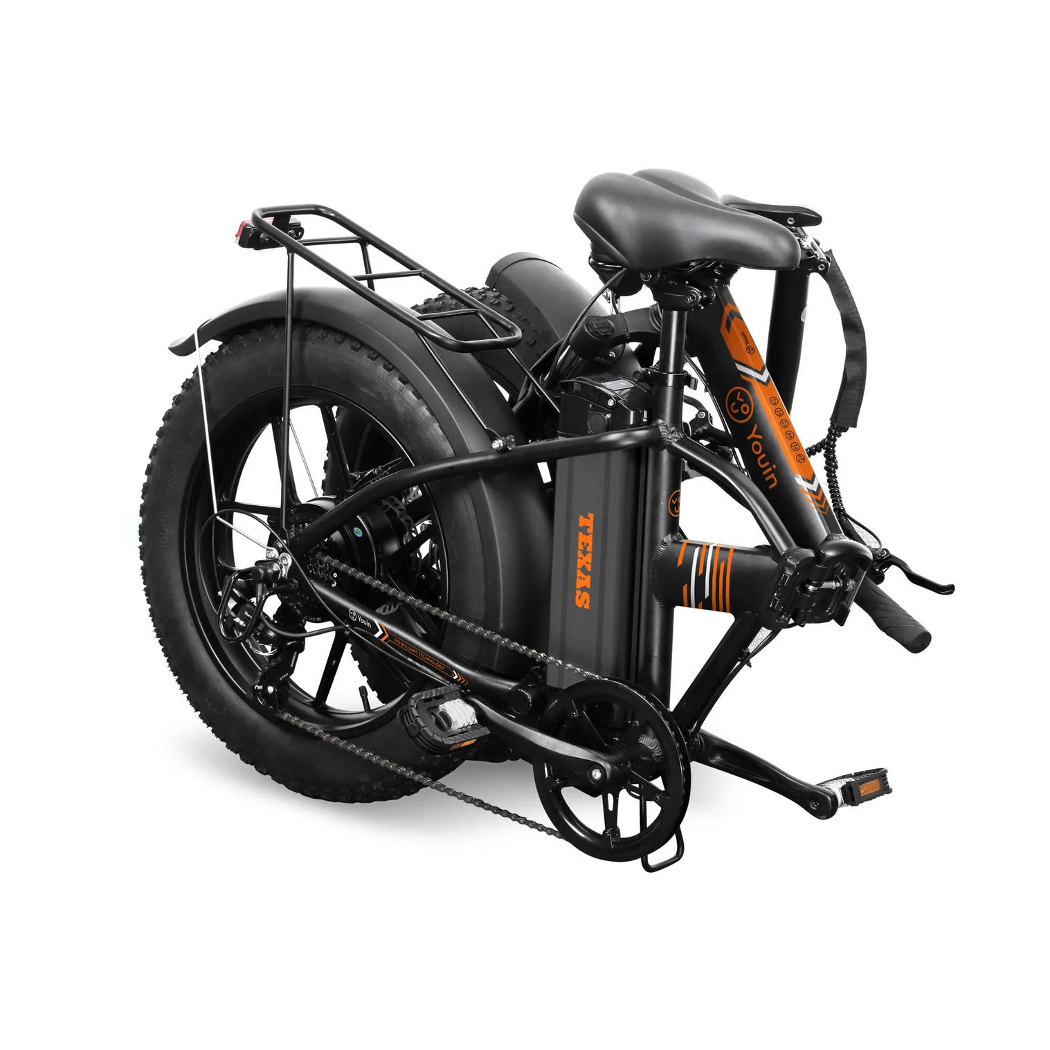 Bicicleta eléctrica negra plegada, detalles naranja, fondo blanco.