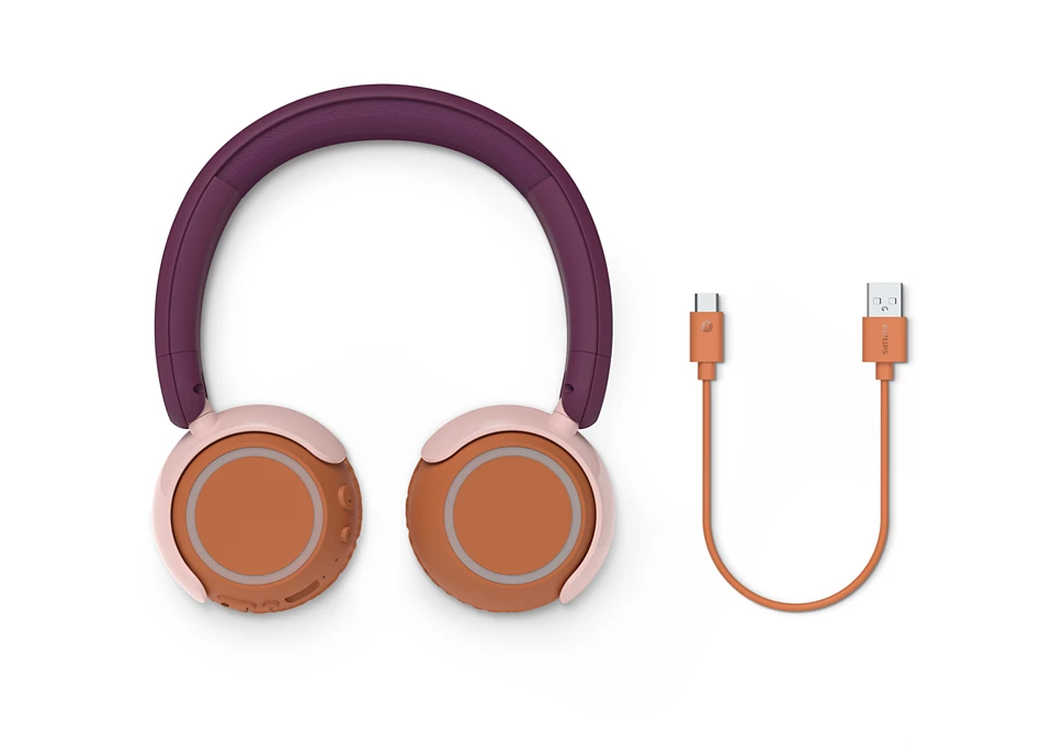 Kopfhörer mit lila Bügel und orangefarbenen Ohrmuscheln. Ein oranges USB-C-Kabel ist ebenfalls vorhanden.