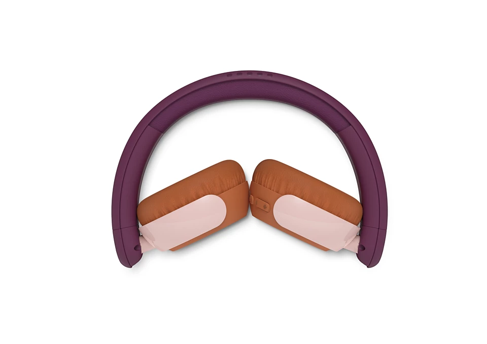 Lila und braune Kopfhörer sind gefaltet, auf weißem Hintergrund. Die Ohrmuscheln sind braun und rosa, mit einem lila Stirnband.