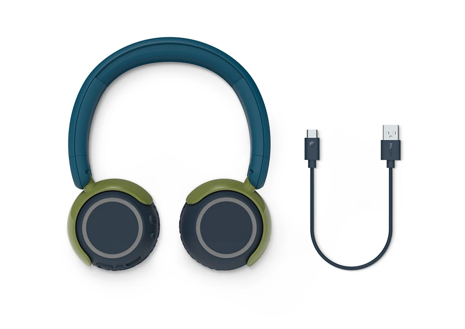 Kopfhörer mit blauem Bügel und grünen Ohrmuscheln, daneben ein USB-C-Kabel.
