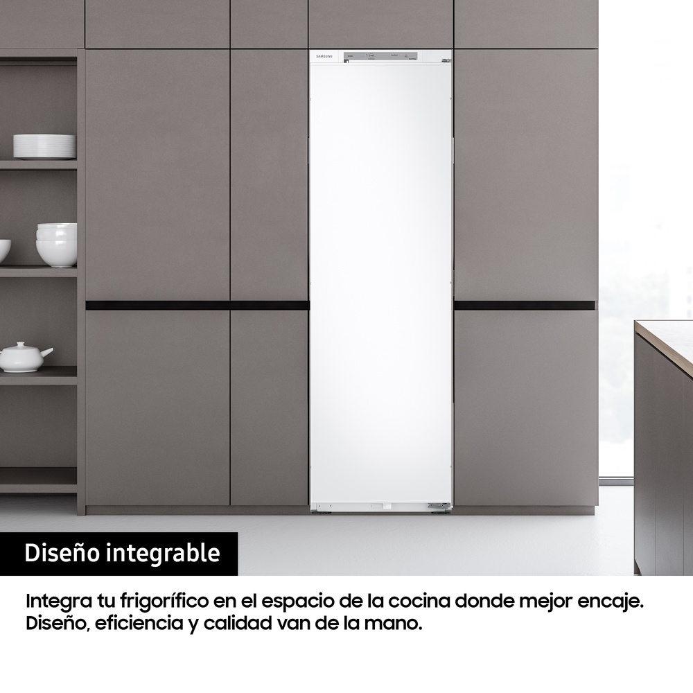 Diseño de cocina integrado con refrigerador blanco y gabinetes grises.