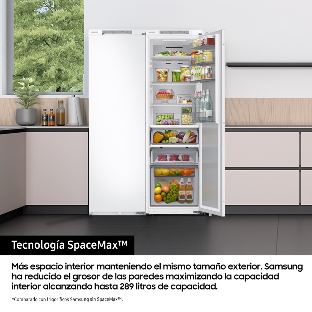 Refrigerador blanco con puerta abierta que muestra el interior. El texto menciona la tecnología SpaceMax para más espacio interno.