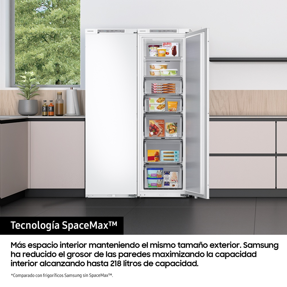 Un refrigerador blanco con una puerta abierta, mostrando el interior.