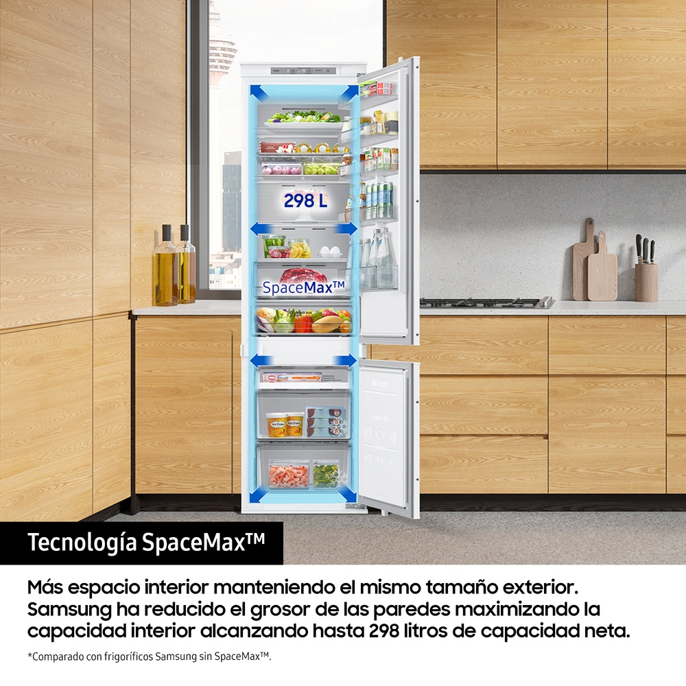 Refrigerador blanco abierto, mostrando estantes y contenido. Flechas azules indican flujo de aire. Fondo de cocina con gabinetes de madera.