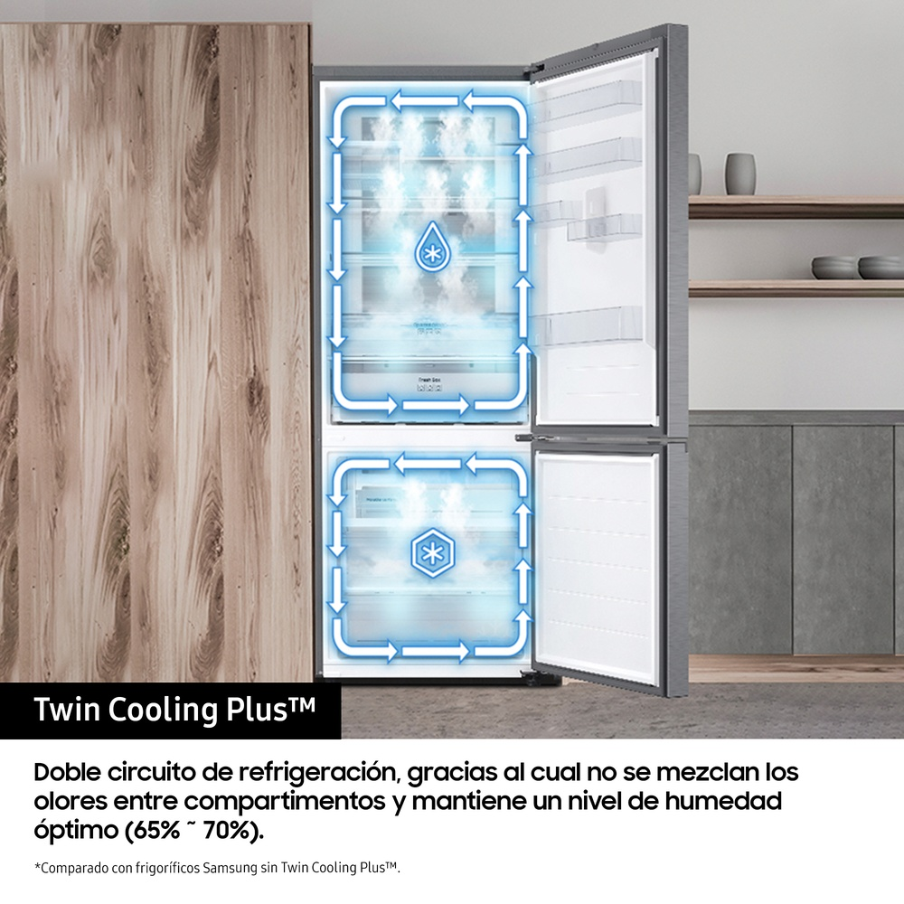 Refrigerador gris abierto mostrando estantes y contenido. Flechas muestran flujo de aire. Fondo de cocina con gabinetes de madera.