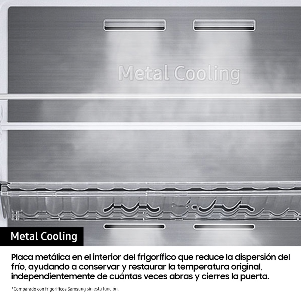 Primer plano del interior del refrigerador con placa de enfriamiento de metal. Tiene dos estantes.