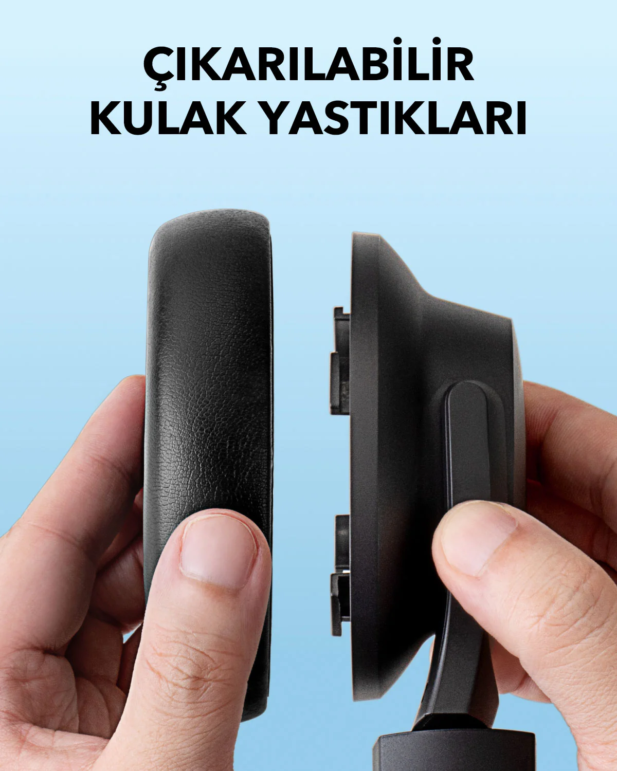 Eller, siyah bir kulaklıktan bir kulaklığı çıkarıyor.