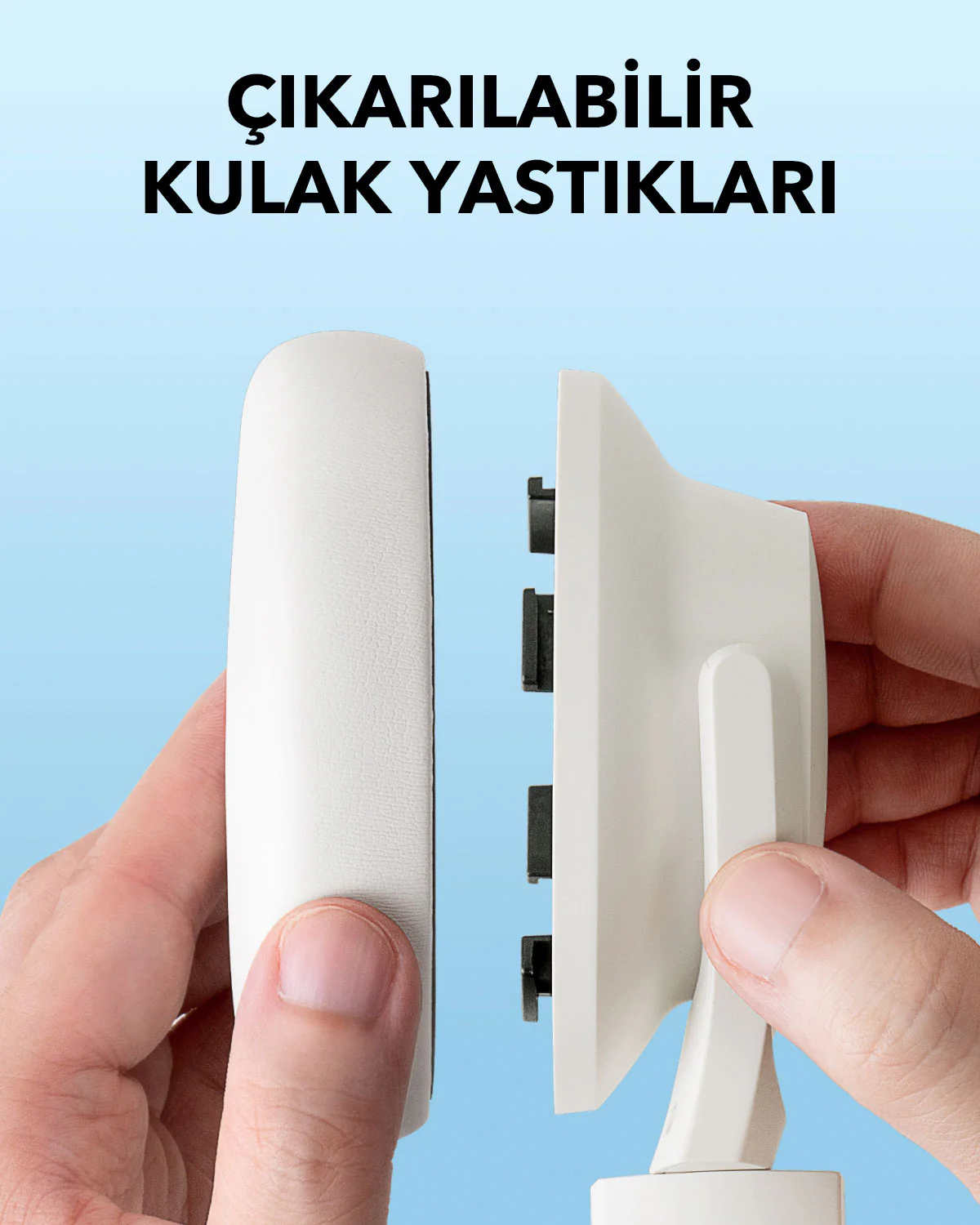 Kulaklığın kulak pedleri sökülüyor, siyah klipsli iç kısım gösteriliyor.