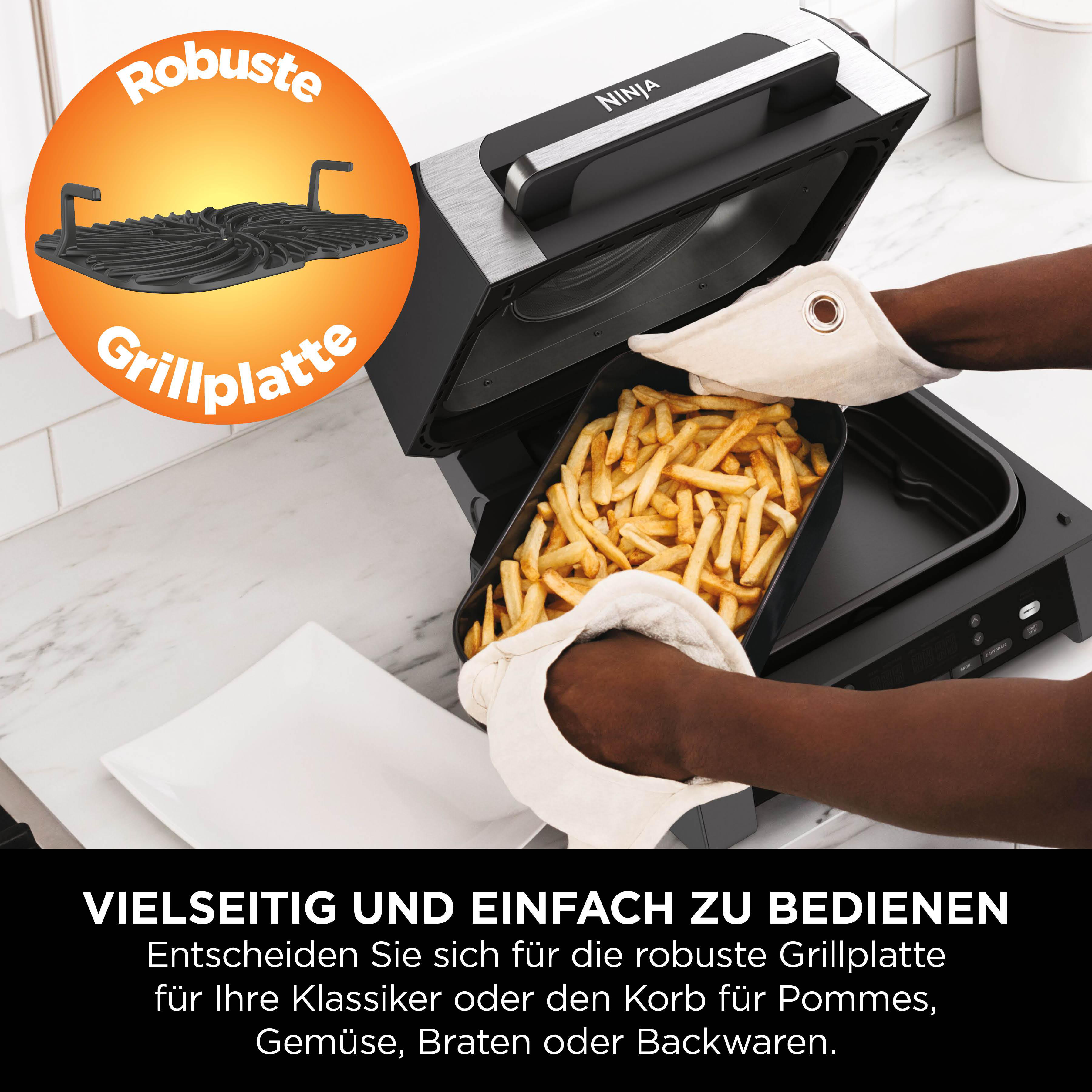 Hände mit Ofenhandschuhen, die einen Korb Pommes aus einem Ninja-Grill nehmen. Text: Grillplatte.