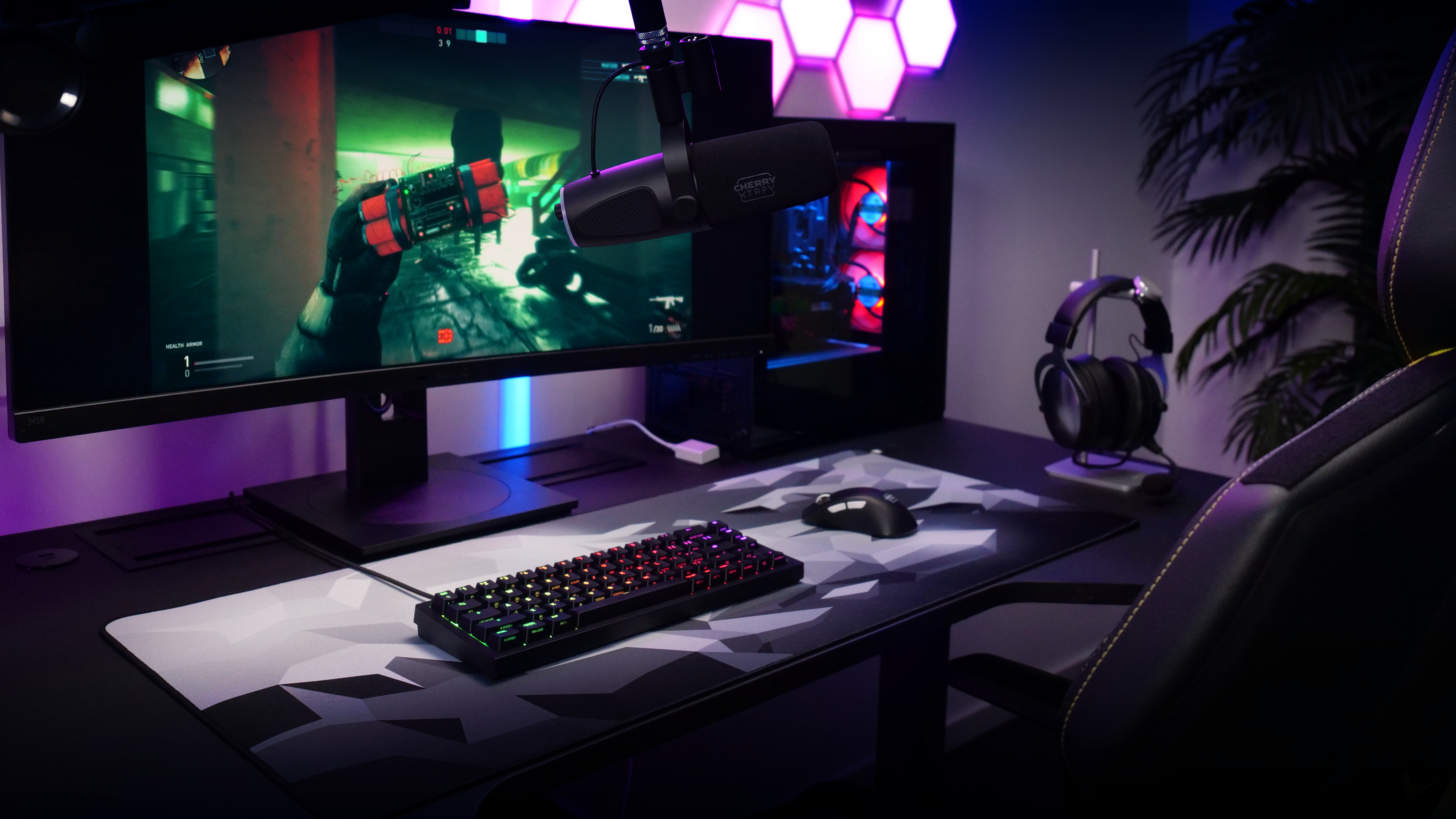Gaming-Setup: Monitor, Tastatur, Maus, Headset, Mikrofon und PC. Die Szene ist beleuchtet.