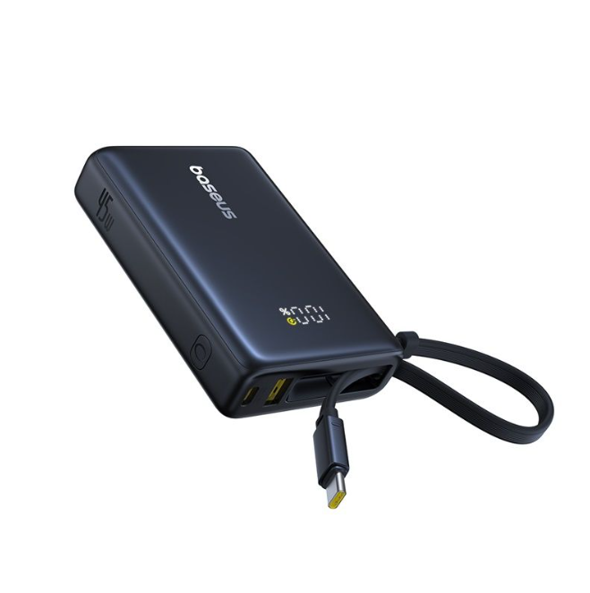 Beyaz bir yüzeyde USB-C kablolu siyah bir güç bankası. Bankada "baseus" ve "45W" yazıyor.