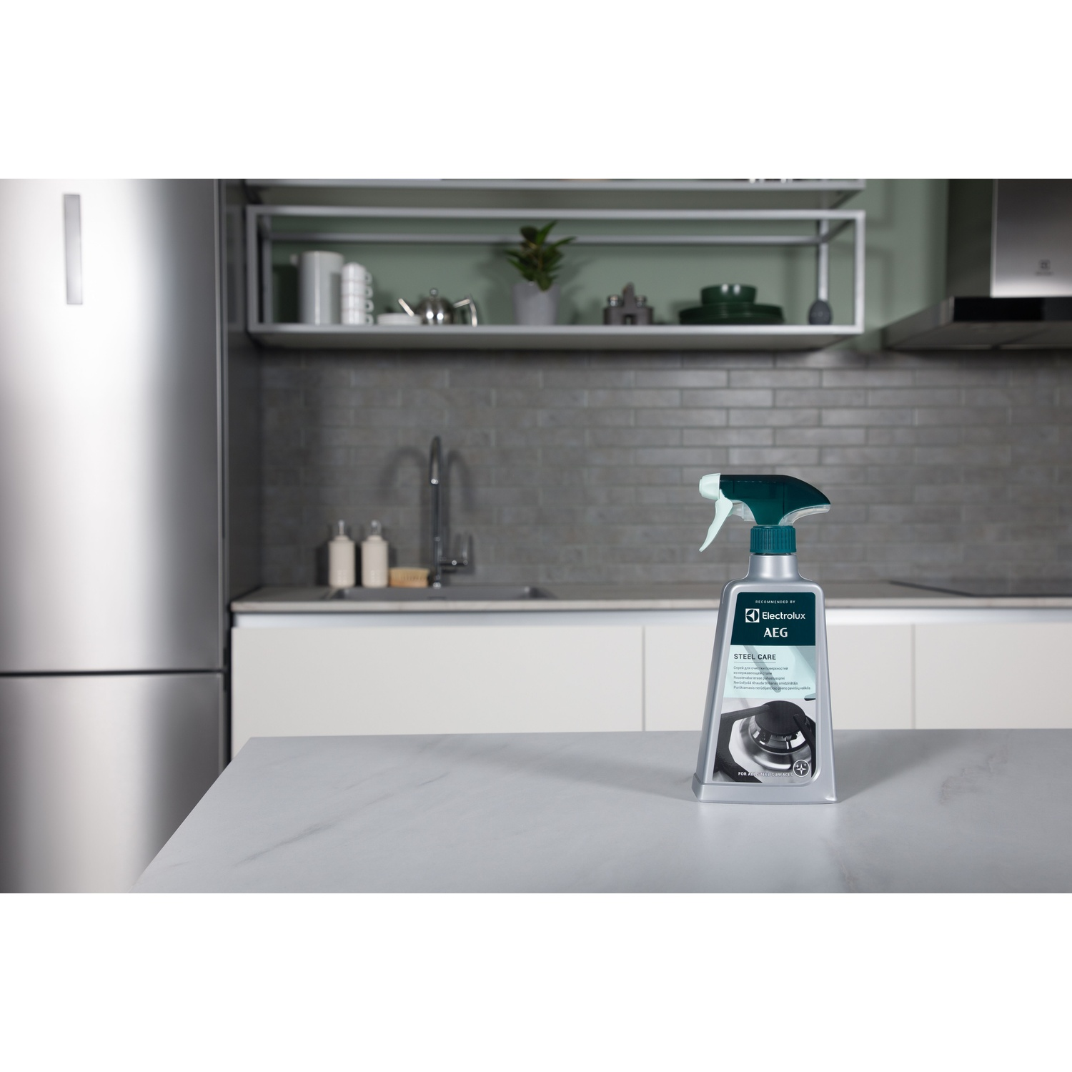 Un flacone spray per la pulizia su un bancone in un ambiente cucina.