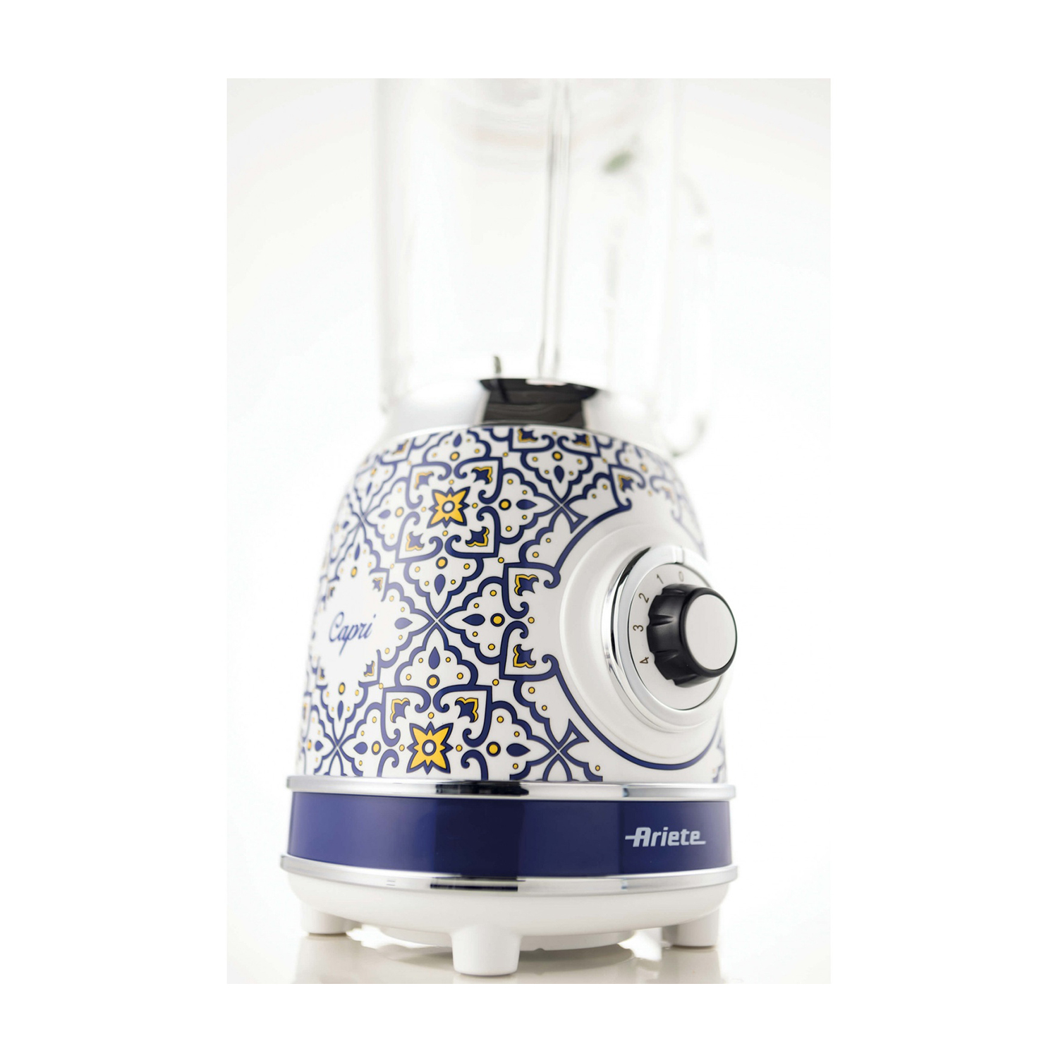 Un frullatore bianco e blu con un design floreale. Il frullatore ha una caraffa di vetro e un quadrante.
