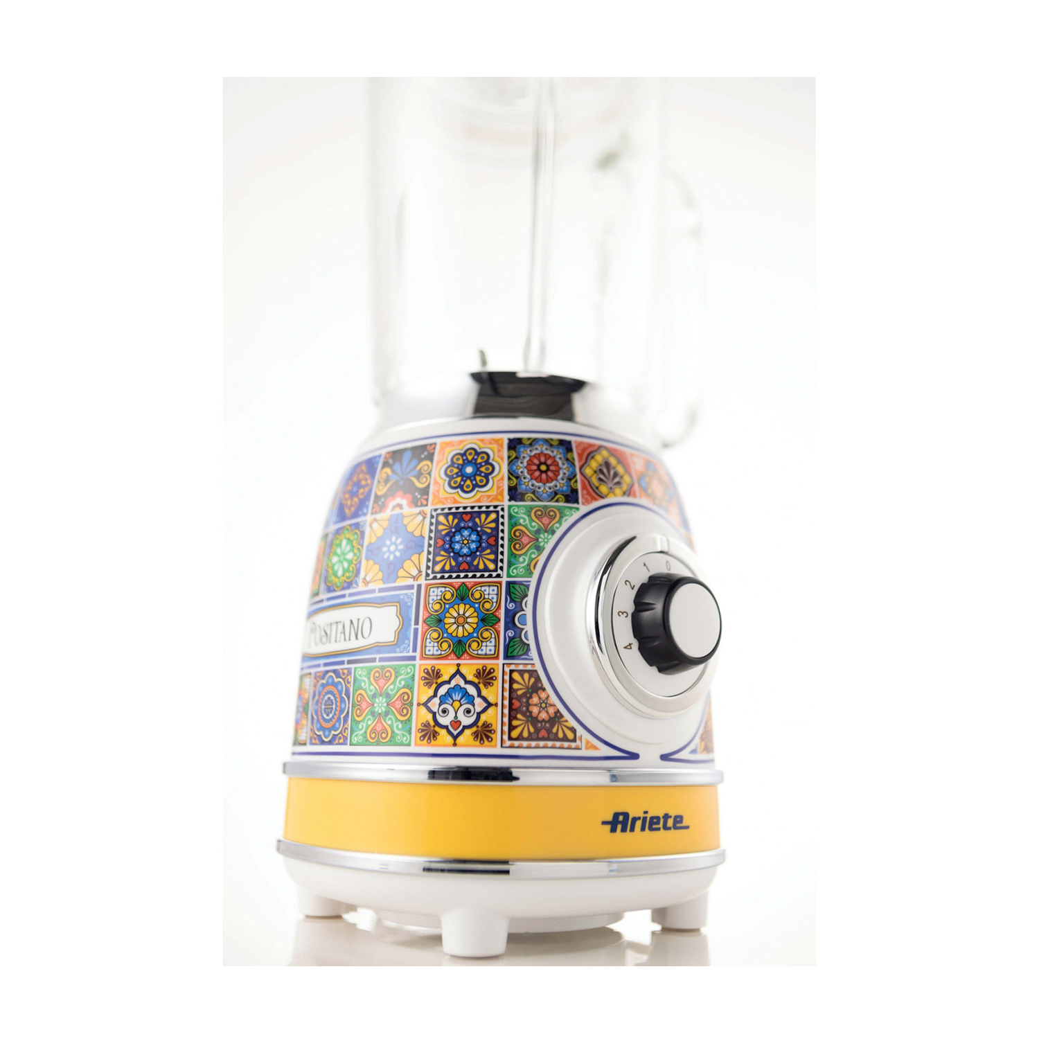 Frullatore colorato con un contenitore di vetro. Il frullatore è giallo, bianco e decorato con piastrelle.