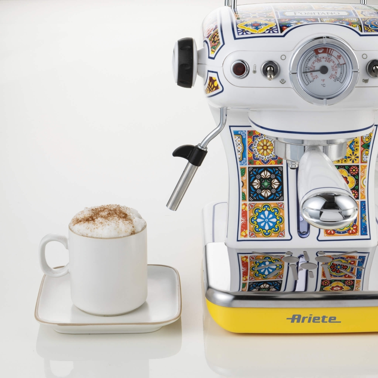 Una macchina per l'espresso con piastrelle colorate e una tazza di cappuccino.