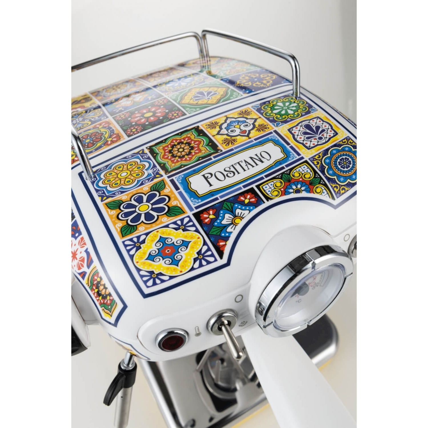 Primo piano di una macchina per caffè espresso con un colorato motivo floreale, un display e una lancia vapore.