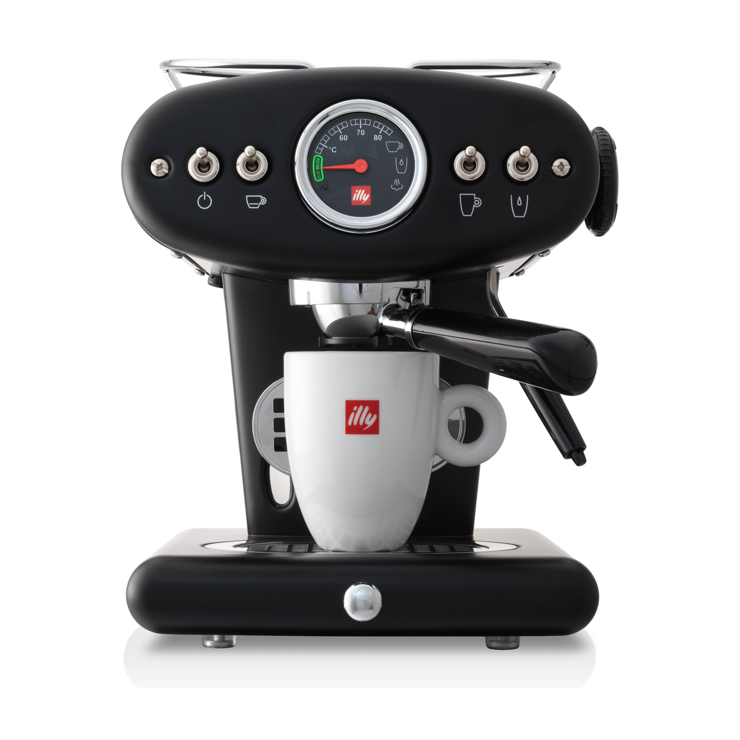 Macchina per espresso Illy nera con tazza bianca, su sfondo bianco.