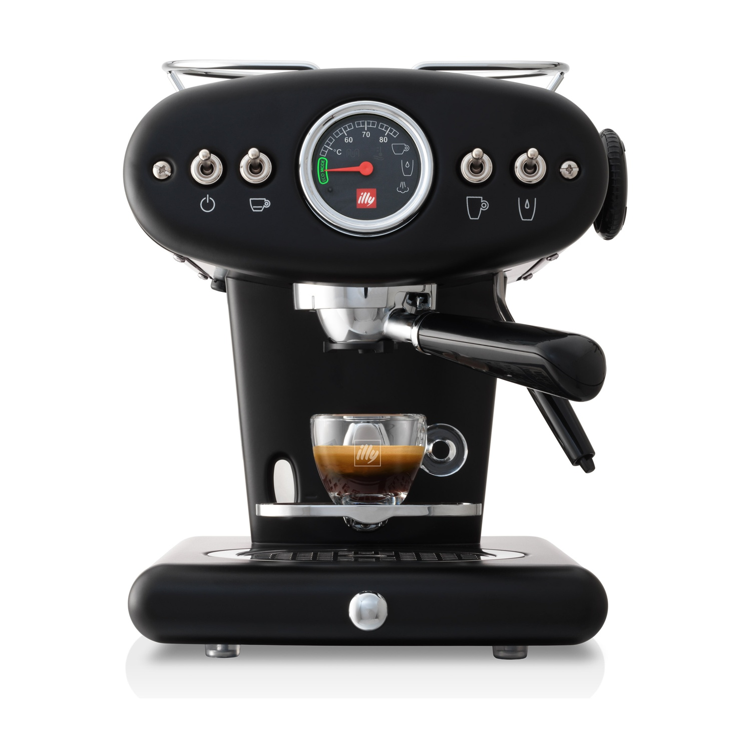 Una macchina per caffè espresso Illy nera con una tazza di caffè espresso davanti, isolata su bianco.