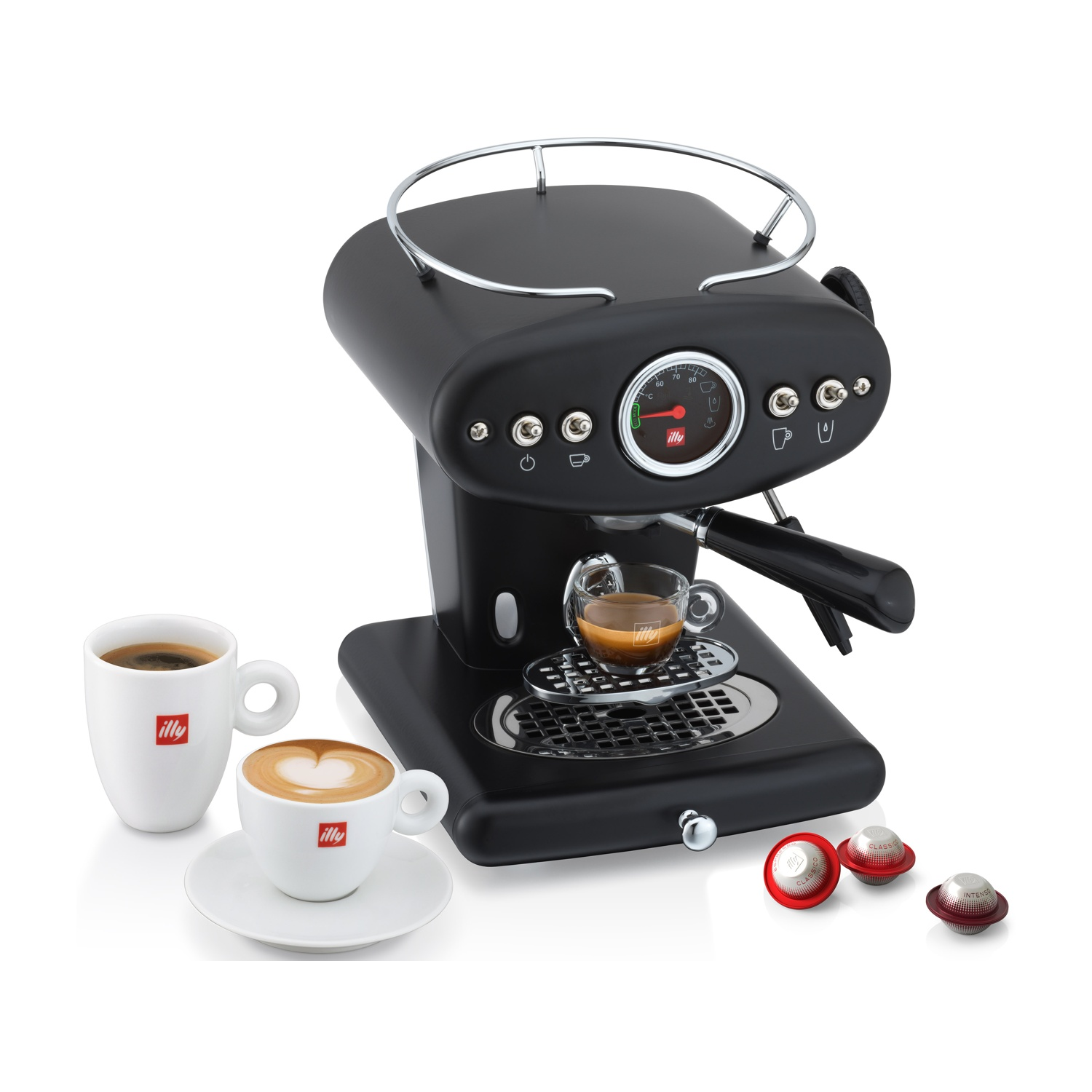 Macchina per espresso nera con due tazze, un piattino e cialde di caffè. Lo sfondo è bianco.