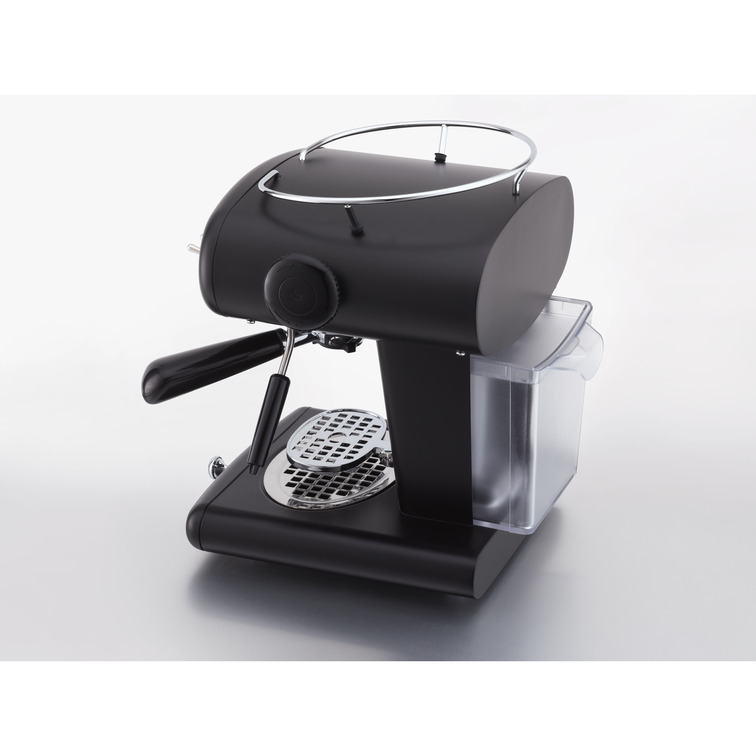 Macchina per caffè espresso nera con dettagli cromati, isolata su bianco.
