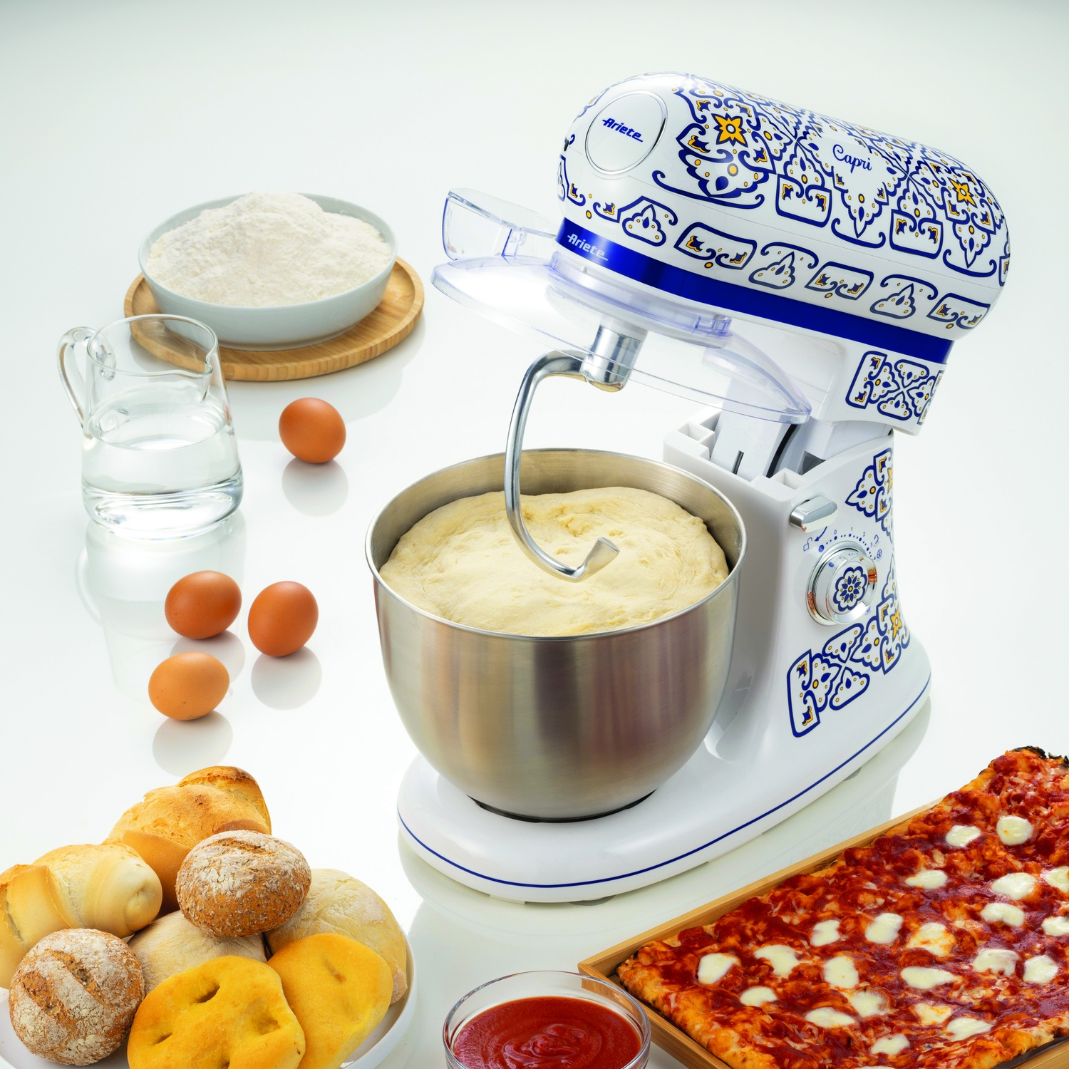 Frullatore da cucina con impasto, uova, farina, acqua, pane, pizza, salsa di pomodoro.