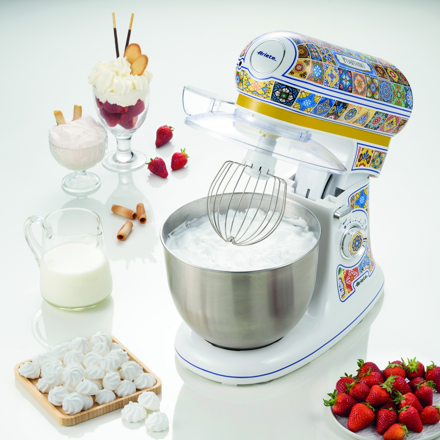 Frullatore da cucina con design decorativo, fragole, latte, meringhe e dessert.