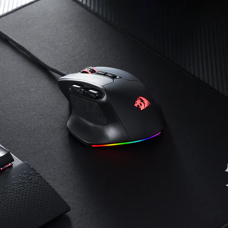 Fekete gamer egér piros logóval és szivárványfénnyel, fekete egérpadon.