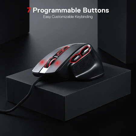 Fekete gamer egér fekete állványon, piros lámpákkal és 7 programozható gombbal.