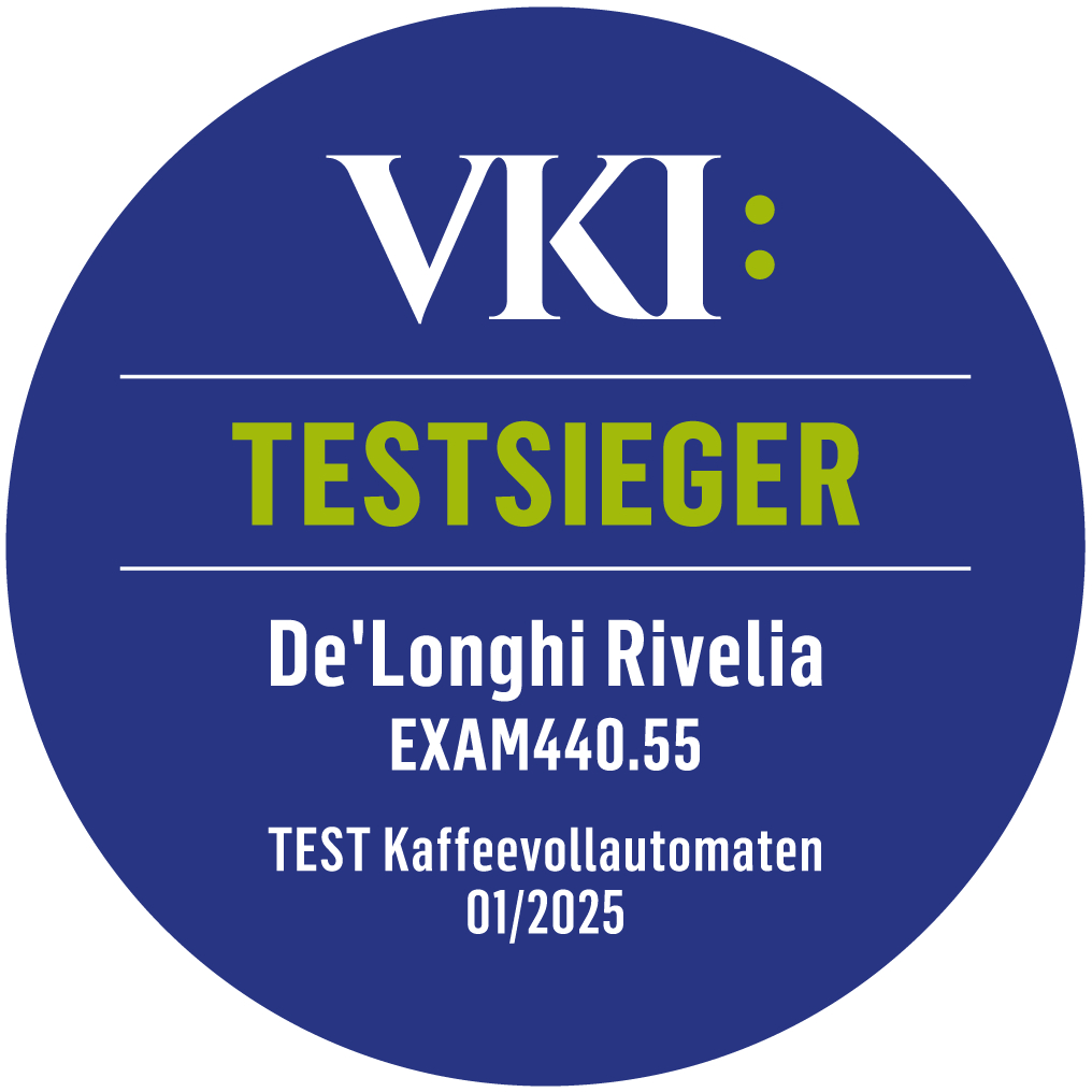 Ein runder, blauer Aufkleber mit weißem Text, der einen Testsieger für eine Kaffeemaschine mit Logo ausweist.