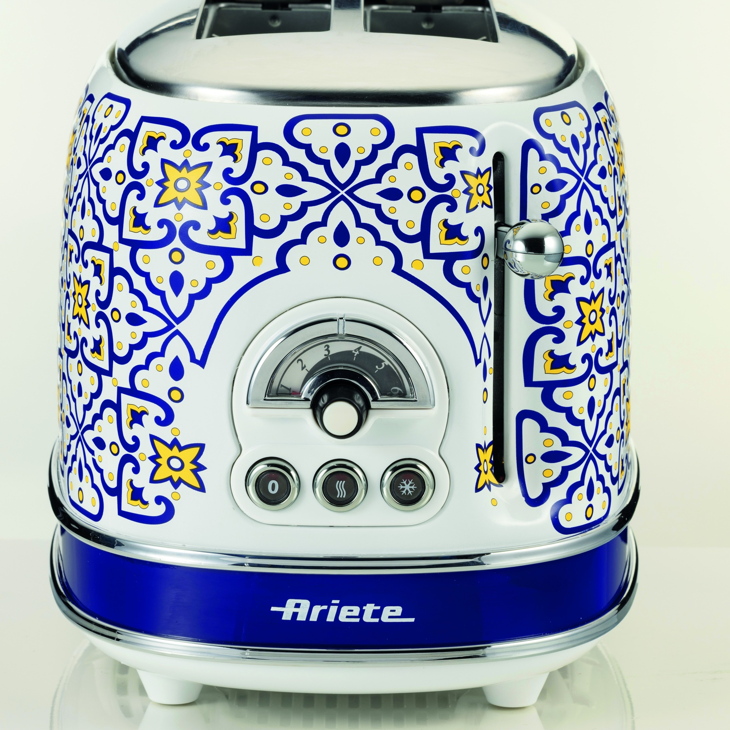 Tostapane bianco con motivi blu e gialli.