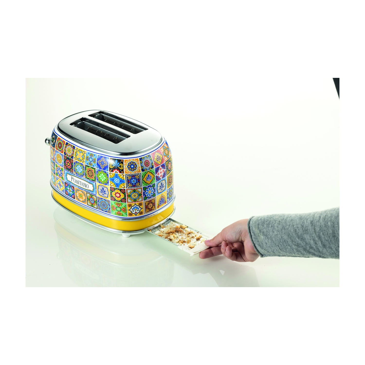 Un tostapane con toast e articoli per la colazione su un tavolo.