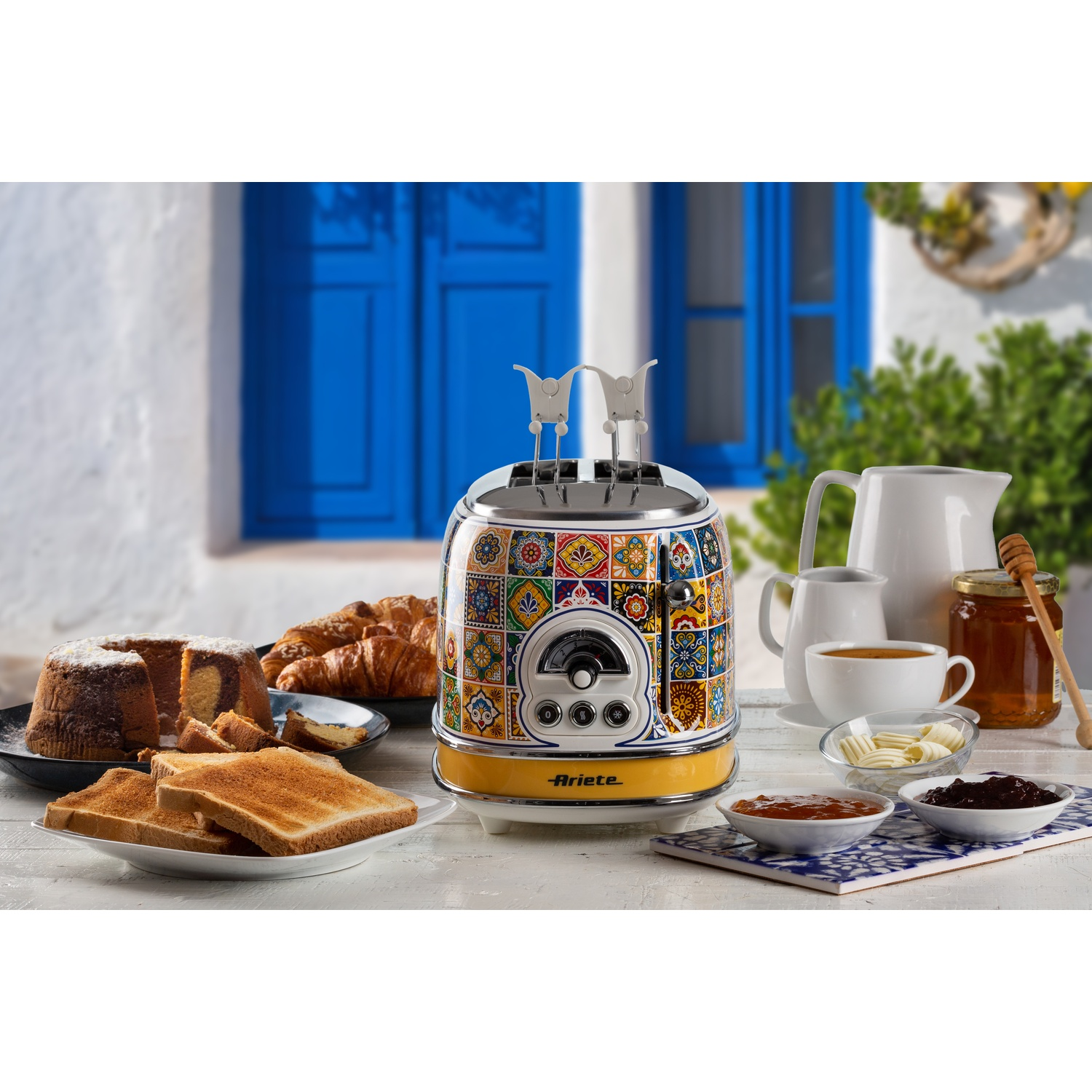 Una tavola ben apparecchiata con la colazione e un tostapane.