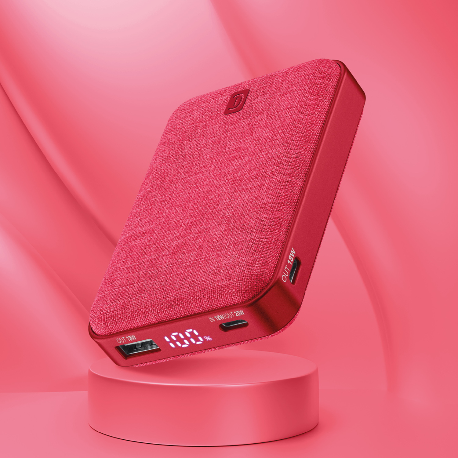 Un power bank rojo sobre pedestal rojo, mostrando 100% carga, sobre fondo rojo.