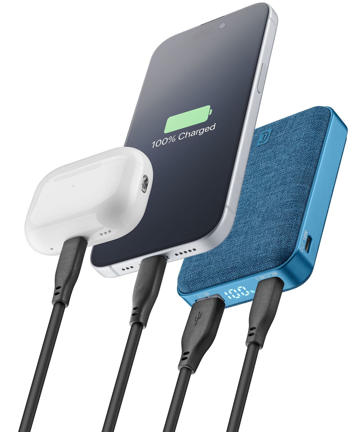 Teléfono, auriculares y banco de energía cargando. El teléfono muestra el estado de carga al 100%.