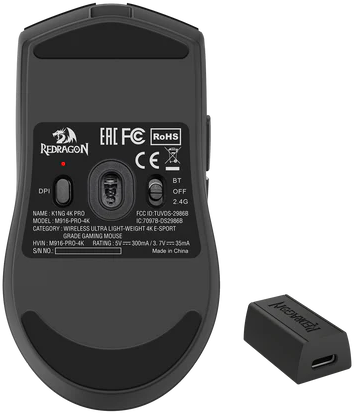 Egy fekete gamer egér alja, címkékkel, USB vevővel és piros DPI-jelzővel.